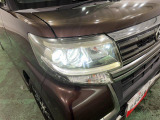 白く明るい光で夜間走行をサポートするLEDヘッドランプを搭載
