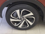純正アルミホイール装備! サイズは195/60R17です。