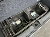 荷室下にはパンク修理剤やコンプレッサーを装備しています