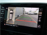 アラウンドビューカメラを搭載。車両周囲を360&deg;映像で確認でき、駐車や車庫入れをサポートします。