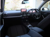 内装はシンプルに使い勝手を考え作られています。お車を運転する感覚をダイレクトに体感して頂けます。室内も広くロングドライブにも快適にお過ごしいただけます。