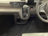 自社整備工場で点検整備をおこなってからお渡ししています。車検が残っている場合は『12ヶ月点検整備』を、車検整備付きの場合は『車検整備』をおこないます。整備費用は車両本体価格に含まれています。