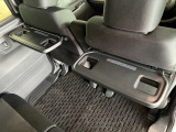 シートバックテーブルを装着しています!車内での軽食などに便利です!
