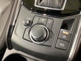 電動パーキングブレーキの搭載により、コンソールデザインの自由度が増すだけでなく安全性も向上。上り坂では路面勾配に応じて坂を登れる駆動力が発生してから解除するので後ろへずり下がる心配もありません!