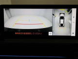 パノラミックビューモニターを装備。駐車場や交差点でクルマを真上から見るように周囲を確認できます。機能の詳細は販売店スタッフまでおたずねください。