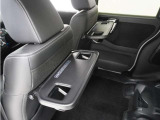 ◆シートバックテーブル◆フロントシートの背面に後席用のテーブルがついています。小物が置けて!カップホルダーもあります、ドライブ中や休憩時にも便利なテーブルです。