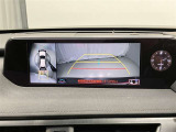 車庫入れなど後進運転時に死角をモニターで確認ができて安全です♪ ステアリング操作の参考になるガイド線も表示しますので車庫入れがニガテな方も安心ですネ!