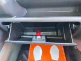 グローブボックスです。物をたくさん収納することができ必要な時にすぐ取り出せるのが魅力です