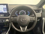 3本スポークステアリング!ステアリングスイッチ付!音量調整やメーター内インフォメーションの操作、全車速追従機能レーダークルーズコントロールの操作などが可能!ステアリングヒーター付!