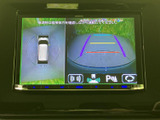 駐車や後退時の安全をサポートするバックモニター。後方視界を広げ、障害物を検知しやすくすることで、安心して運転できます。