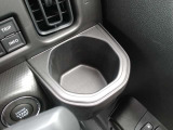 ドリンクホルダーは安定感のある埋め込み式です。