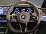 【ハンドル】ドライバーとBMW車の一体感がダイレクトに伝わるステアリングホイール。形状・太さへの拘りに加えて、操作性を高める為にスイッチ類も配置。クイックかつ安定のドライビングを体感下さい!