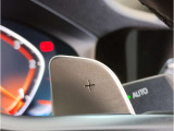 【メーターパネル】最も重要なスピード・メーターとタコ・メーターとを共に同じ位置に最大限の大きさで配置。ドライビング中のドライバーの視線を可能な限り逸らす事無く安心安全なドライビングをしてもらう拘りです