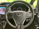 手元には複数のスイッチが備わり、運転姿勢を保ちながら各種操作に使えます。メーターやナビ画面も視界に収まり、運転中に必要な情報を確認しやすい配置です。