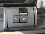 【電動パーキングブレーキ】条件を満たした場合に従来のパーキングボタンやレバーを引かなくてもパーキングに自動的に入り、発進状態の条件を満たした場合には自動でパーキングブレーキが解除されます