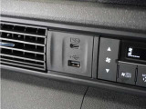 ◆USB接続端子◆スマホやiPodなどを接続して、いつもの音楽を車内でもお楽しみいただけます♪