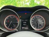 視認性の高いメーターデザイン。一目で確認できる重要な情報を、安全運転をサポートします。ドライバーの意識を高め、安心感をプラス。