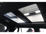 開放的なパノラマルーフです。天井のシェードを開ければ明るく開放的な車内空間に♪