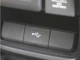 【USBジャック】充電をスマートに。スマートフォンやタブレット、携帯ゲーム機などの充電が可能。