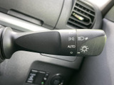 操作しやすい位置にあり、スムーズなウインカー操作が可能です。安全な車内空間を実現し、周囲の車への配慮を忘れません。