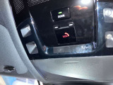レクサスオーナー様をお守りするためのヘルプネットスイッチです。万一の際は専門オペレーターにつながり、警察や消防への緊急通報をサポートします。