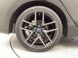 純正アルミホイールです。車にぴったりなデザインで、足元がおしゃれに♪また、スチールホイールに比べ軽いので、車の燃費も良くなりますよ!