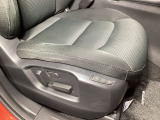 運転席にはドライバーの体型や好みに応じて前後方向だけでなく、高さの調整ができるシートリフターを装備!