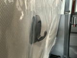 【フック】フックの用途は様々。手荷物のバッグや買い物袋、ビニール袋をぶら下げてゴミ箱にしても良いですね♪