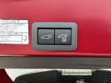 運転席とリアゲート本体に開閉スイッチを装備し、とても便利な電動リアゲート!