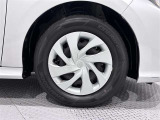 タイヤサイズは(175/70R14)でキャップ付きスチールホイールです。