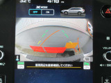 リバース時のバックカメラ映像です。リヤバンパーに付いている障害物センサー作動時状況も同時表示。どの辺がどの程度後方物体に近づいているかを四角い表示と色とブザーで教えてくれます。