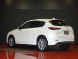 CX-5のリヤビューは、洗練された都会的なデザインとSUVらしい力強さが融合しています。特にシグネチャーのLEDランプが印象的で、塊感のあるボディと相まって、後ろ姿からも高い質感と躍動感を感じさせます。