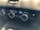 【オートエアコン】設定温度に合わせて自動で風量や風向きを調整し、車内を快適な温度に保ちます。