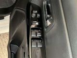 運転席側のフロントドアに全ドアのパワーウィンドウ開閉スイッチとウィンドウロックスイッチと電動格納式ドアミラーの操作スイッチが有るので手元でミラー調整ができるので便利です。