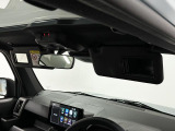 【サンバイザー】車内で身だしなみを整えるためのバニティミラーがセット。お化粧直しや髪型のチェックに活用できます。