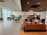 最新CIを取り入れた屋内型ショールームでお気に入りの1台をお探しください。