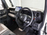 ◆視界広々で非常に運転しやすくロングドライブでも疲れを感じさせないすっきりとまとまったインパネ周りです。
