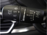 【オートワイパー機能】レバーをAUTOの位置にしているとき、レインセンサーが雨を感知すると、雨量に応じて、ワイパーが自動で作動します。