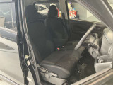 運転席、助手席です。座面も広くゆったりと座れてアームレストも付いているので重宝します。