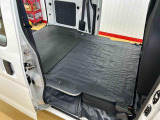 リヤシートを足元に格納し大きなスペースを確保できます。