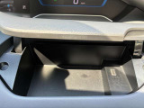 運転席前のインパネ部分に開閉式の小物入れがございます(*^^*) USBソケットもございますのでドライブ中のスマートフォン充電もバッチリです(^^)/