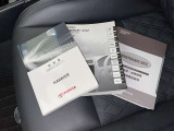 メンテナンスノート、取扱説明書ですね。 車の情報が凝縮されています。 車の整備記録が記載されている大事な物ですよ。