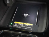 センターコンソールトレーはワイヤレス充電器(Qi(チー)規格)となっており、対応機種を置いておくだけで充電可能です。