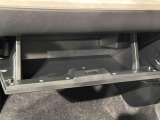 大きな荷物を収納できる、便利な助手席グローブボックス