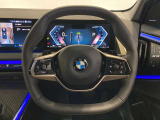 BMWのステアリングはドライバーと車体が一体感に感じれるような操作性を実現しております。また、握りやすさや操作性を向上するためにスイッチ類も配置されております。