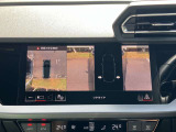 サラウンドビューカメラ装備 車両の4つのカメラから得た映像を合成し、上空から眺めているような映像をモニターに映し出します。車両周辺の歩行者や障害物などの発見に役立ちます。