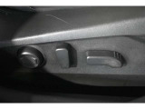 パワーシートを装備。お好みのポジションに細かく調整でき、快適な運転をサポートします。