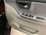運転席側のフロントドアに全ドアのパワーウィンドウ開閉スイッチとウィンドウロックスイッチと電動格納式ドアミラーの操作スイッチが有るので手元でミラー調整ができるので便利です。