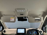 運転席のサンバイザーにはバニティーミラーも付いています。身だしなみチェックには欠かせません。