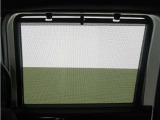 ◆スクリーンサンシェード◆リアドアに装備されています。日差しを和らげ、プライバシーの保護にも役立ちます。後部座席にお子様を乗車させるときも、ゆっくりお昼寝できます♪